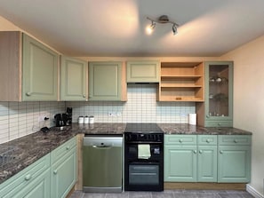 Appartement | Cuisine privée | Réfrigérateur, micro-ondes, four, plaque de cuisson
