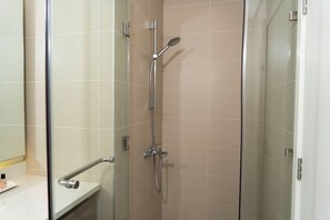 Shower, hair dryer, bidet, towels