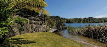 The Bach - Ōkareka Waterfront, Spa Pool, Sleeps 8