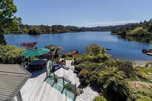 The Bach | Luxury Waterfront Living with Spa Pool