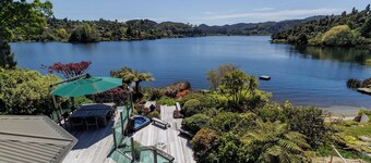 The Bach | Luxury Waterfront Living with Spa Pool