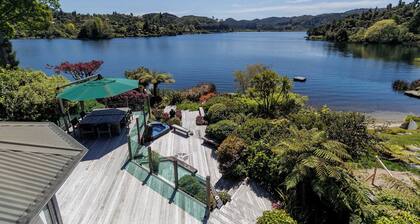 The Bach | Luxury Waterfront Living with Spa Pool