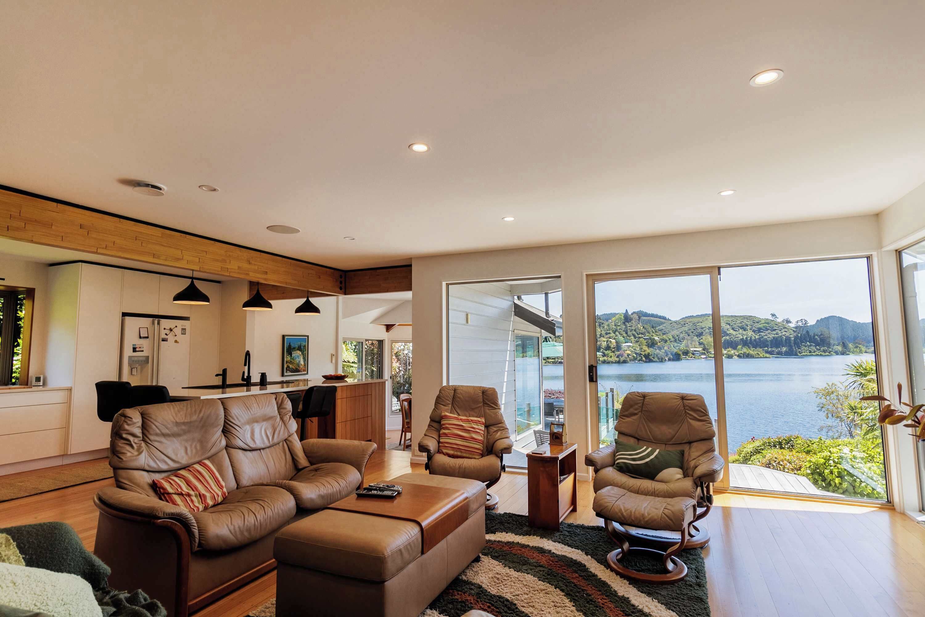 The Bach - ōKareka Waterfront, Spa Pool, Sleeps 8 - Rotorua