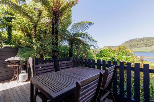 The Boat Shed - Lake Ōkareka Views, Sleeps 4
