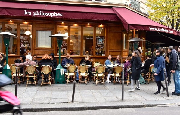 Outdoor dining - A CENTRAL PARISIAN EXPERIENCE WITH MODERN CONVENIENCES IN THE ICONIC LE MARAIS (Paris)