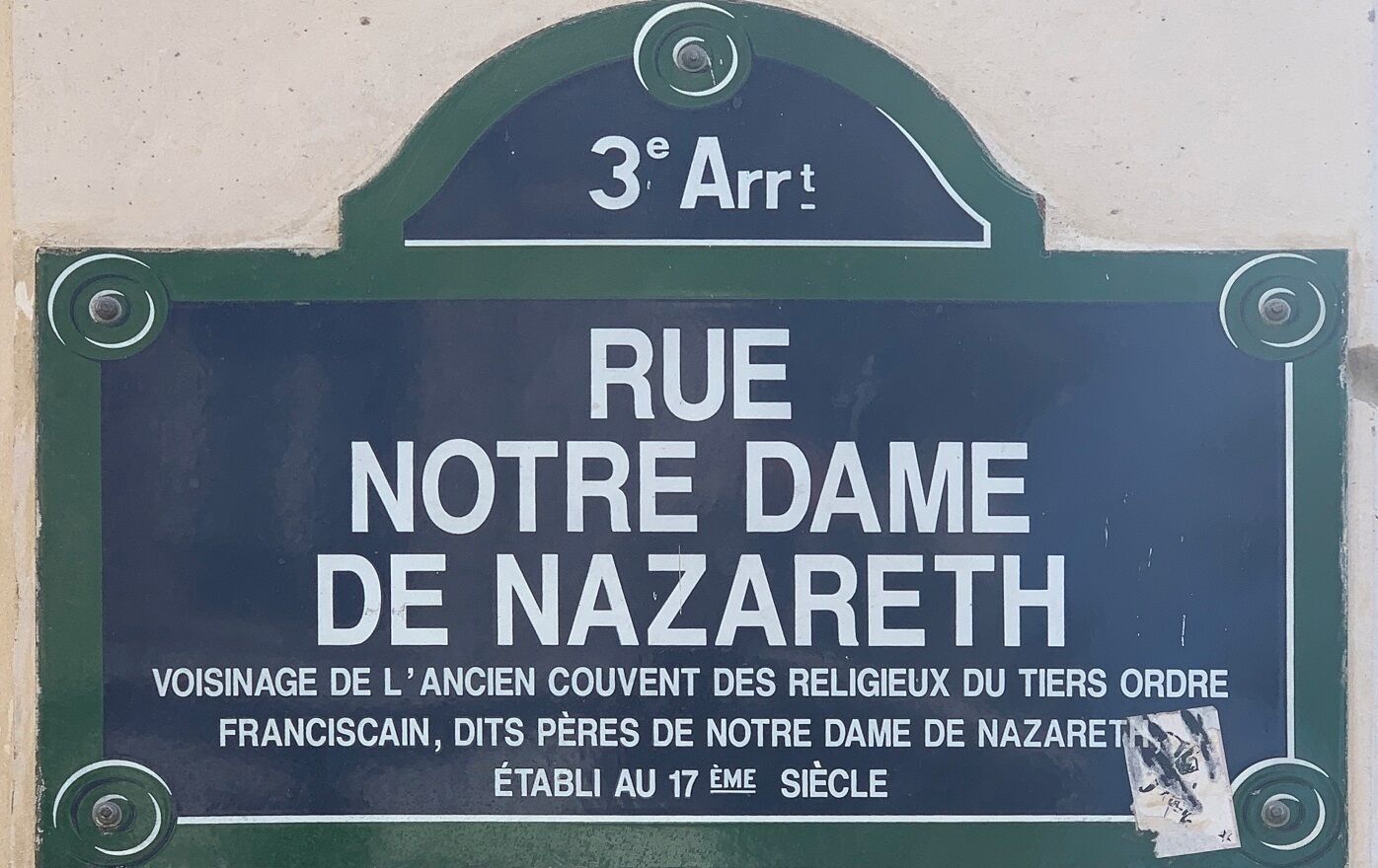 Schild für die Rue Notre Dame de Nazareth, welches die Adresse Nummer 3 angibt.