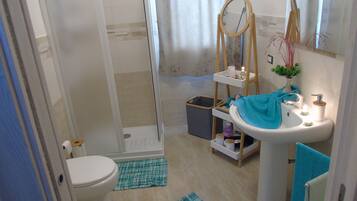 Een douche, een haardroger, een bidet, handdoeken