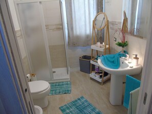 Suihku, hiustenkuivaaja, bidee, pyyhkeet