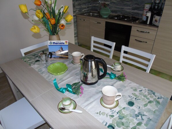 Mikroaaltouuni, uuni, liesi, keittoastiat/astiat/ruokailuvälineet