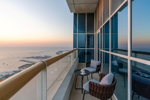 Balcony - 4BR Maid Penthouse w Pool and Jacuzzi (Dubai)