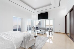 5 bedrooms, free WiFi - 4BR Maid Penthouse w Pool and Jacuzzi (Dubai)