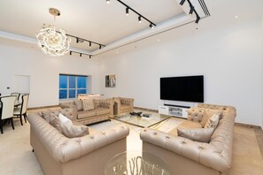 Flat-screen TV - 4BR Maid Penthouse w Pool and Jacuzzi (Dubai)