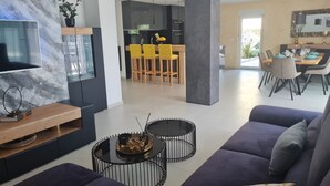 빌라 (Four - Bedroom Villa) | 거실 | 위성 채널 시청이 가능한 32인치 평면 TV