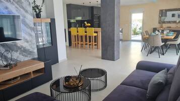 Villa (Four - Bedroom Villa) | Wohnzimmer | 32-Zoll-Flachbildfernseher mit Satellitenempfang