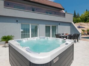 Villa (Four - Bedroom Villa) | Udendørs spabad