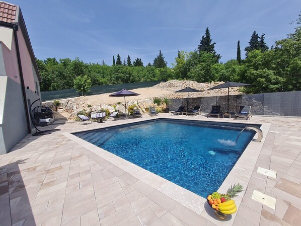 Villa (Four - Bedroom Villa) | Außenpool | Außenpool (je nach Saison geöffnet), Liegestühle