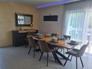 Villa (Four - Bedroom Villa) | Esszimmer