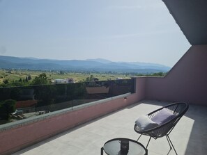 Villa (Four - Bedroom Villa) | Balkon