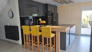 빌라 (Four - Bedroom Villa) | 전용 주방 | 냉장고