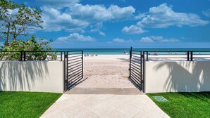 Ein Zugang zum Strand mit freiem Blick auf das Meer und einem Weg, der zum Strand führt.
