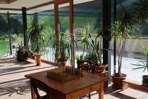 المنشأة من الداخل