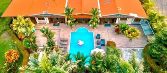 Peacock Country Estate with 7 bedrooms, WiFi, fitness room in serene La Fortuna