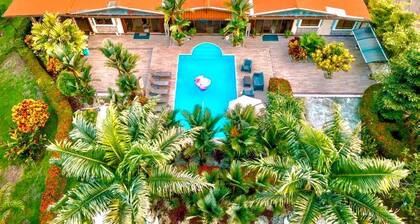 Peacock Country Estate with 7 bedrooms, WiFi, fitness room in serene La Fortuna