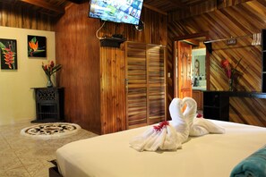 7 bedrooms, iron/ironing board, WiFi, bed sheets