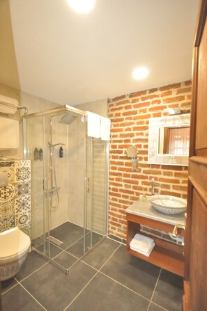 Dusche, Haartrockner, Bademäntel, Hausschuhe