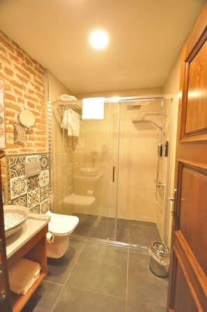 Deluxe Double Room | Bathroom | Shower, hair dryer, bathrobes, slippers - Mihman Konak Hotel (Kars)