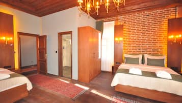 Perhehuone | Yksilöllisesti sisustettu, yksilöllisesti kalustettu, työpöytä