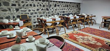 Desayuno típico de la región gratuito y diario