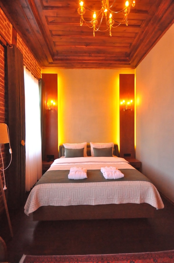 Individually decorated, individually furnished, desk, laptop workspace - Mihman Konak Hotel (Kars)