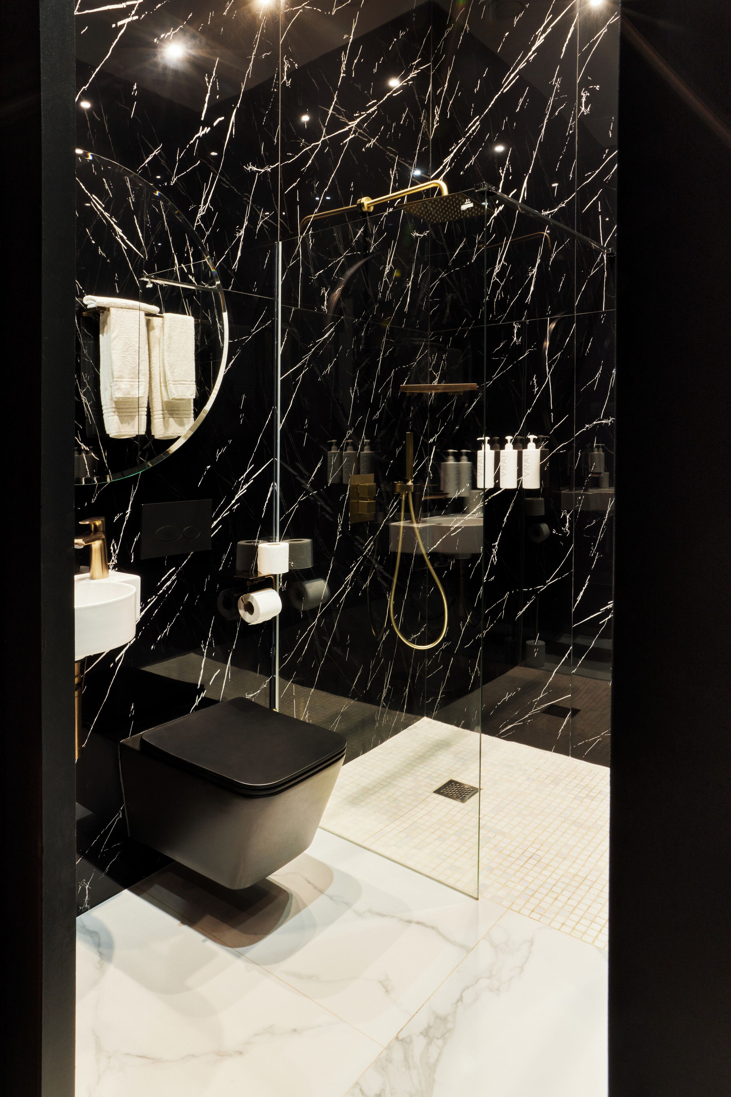 Comfort-Studio, 2 Einzelbetten, Erdgeschoss | Badezimmer | Dusche, kostenlose Toilettenartikel, Haartrockner, Handtücher