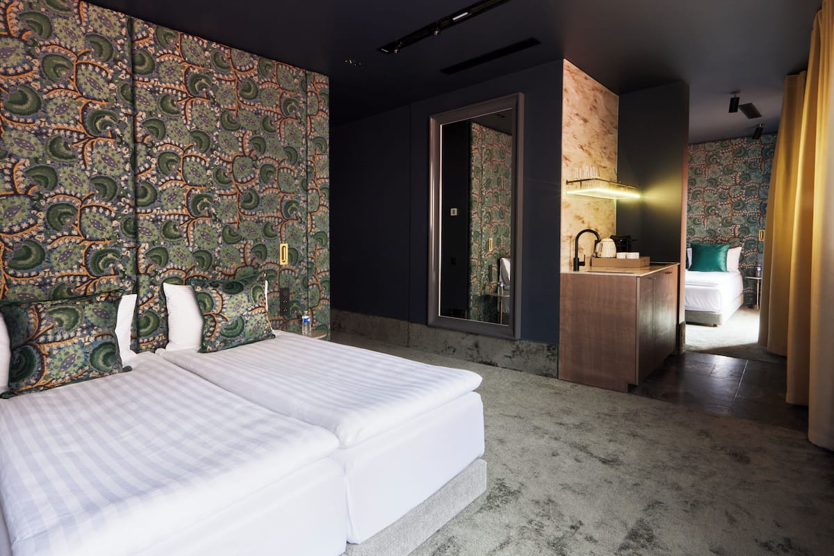 Departamento superior, varias habitaciones, Terraza, vista al resort | Cortinas blackout, insonorización, wifi gratis y ropa de cama