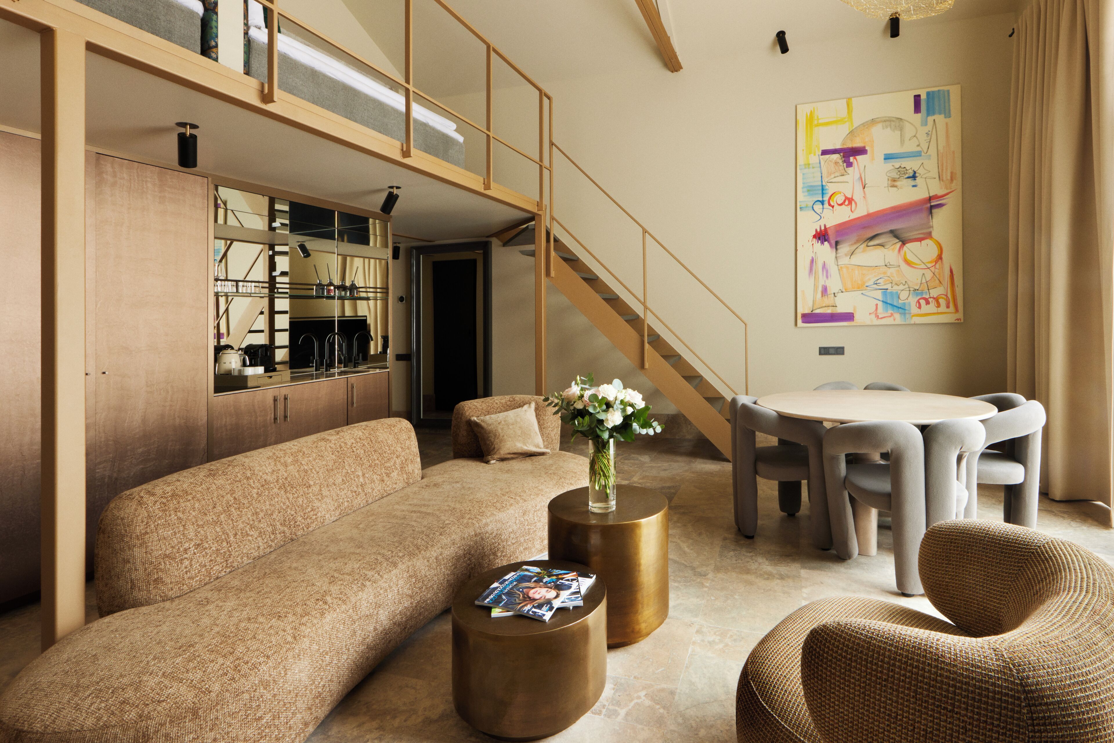 Deluxe Loft, Pool View | Interior