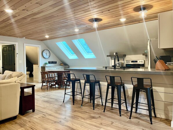 Microwave, oven, stovetop, dishwasher - The Barnhouse with hot tub (New Gloucester)