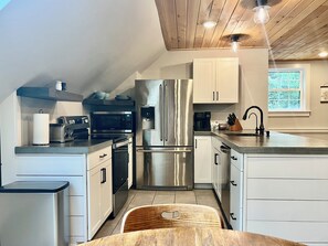 Microwave, oven, stovetop, dishwasher - The Barnhouse with hot tub (New Gloucester)