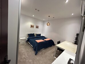 3 habitaciones, tabla de planchar con plancha, wifi y ropa de cama 