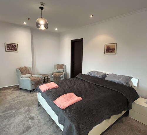 3-bedroom apartment in terrific Jeddah with WiFi, fitness room, AC