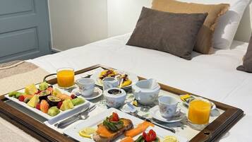 8 bedrooms, iron/ironing board, WiFi, bed sheets