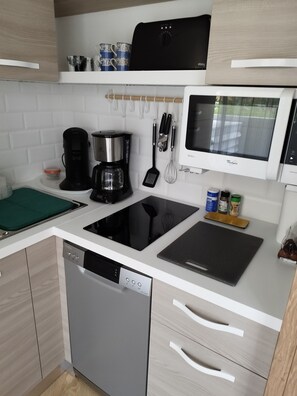 Réfrigérateur, micro-ondes, four, plaque de cuisson