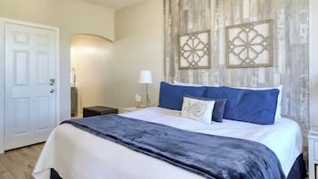 1 habitación, tabla de planchar con plancha y cuna de viaje