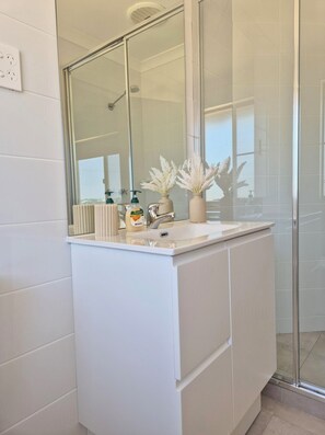 Een douche, een haardroger, handdoeken
