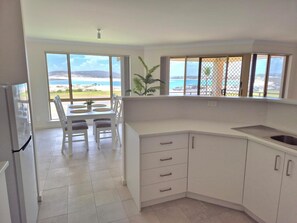 Mikrobølgeovn, ovn, kokeplater og brødrister