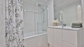 Een douche, een haardroger, handdoeken