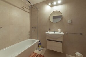 SĂšche-cheveux, serviettes fournies, savon, papier toilette