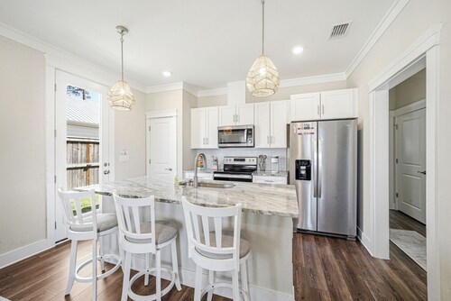 Heated Private Pool |Dog Friendly w/ Fenced Lawn |2 blocks to Downtown PSJ