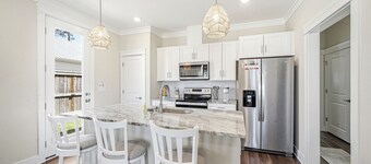 Heated Private Pool |Dog Friendly w/ Fenced Lawn |2 blocks to Downtown PSJ