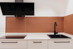 Refrigerador, microondas, placa de cocina, lavavajillas